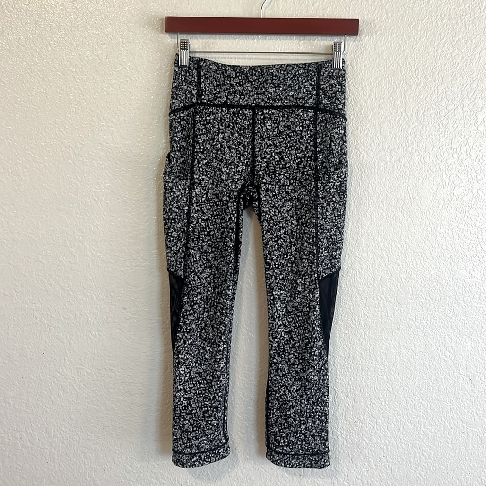 Lululemon 21” Inseam Floral Print Crop Leggings Size 4 Black White floral print